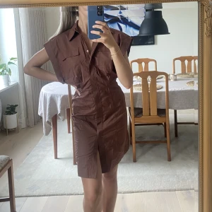 Kostymklänning  - Figursydd skjortklänning med snygga detaljer 🫶🏻