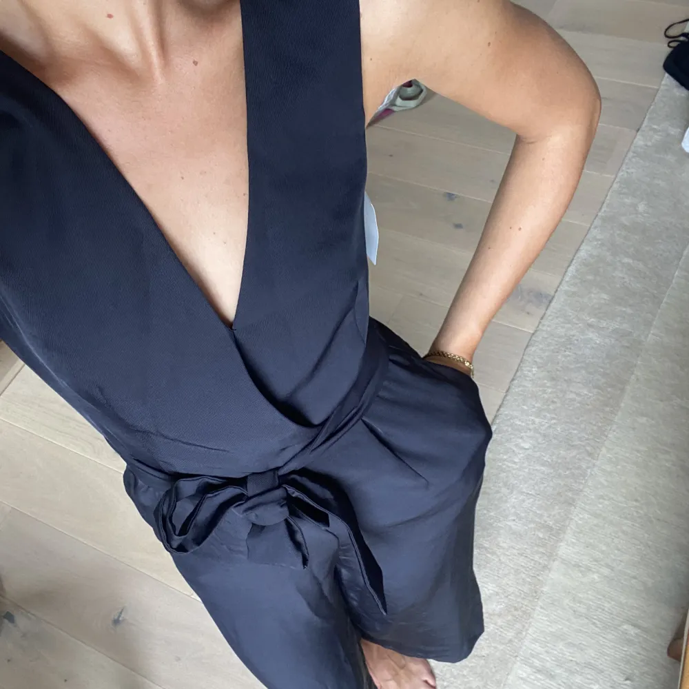 Svart jumpsuit med knyte i midjan, något kort i benen för mig som är 169 cm. Aldrig använt💕 . Klänningar.