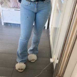 Dessa jeans är super snygga, helt nya. Använt 1 gång. Inga defekter på dom, det är spegeln som är lite smutsig. Sitter perfekt i rumpan!!🥰🩷det är bara att skriva för fler bilder. Köpta för 599, säljer för 299.