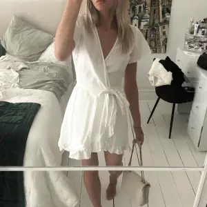 Supersöt vit klänning, endast använd 2 gånger 🤍🤍