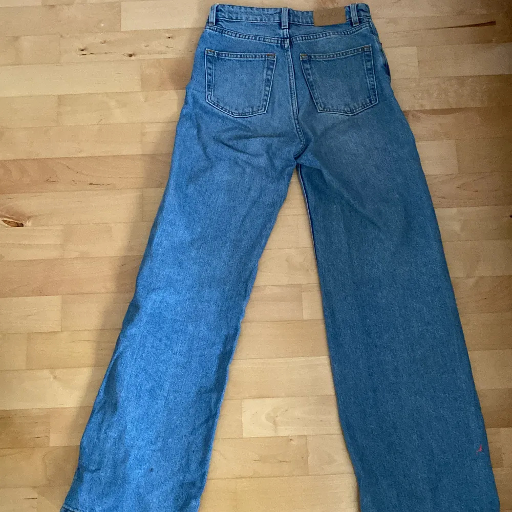 Har tyvärr växt ur dessa ljusblå jeans och säljer dem därför. Bra skick.. Jeans & Byxor.