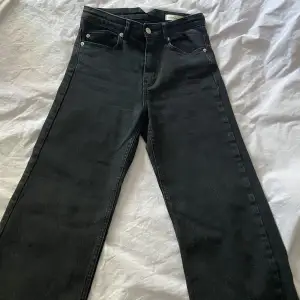 Ett par svarta jeans som går ut där nere på jeansen. Dom e jätte sköna men säljer då de verkligen inte är min typ av jeans. Nästan oanvända. 