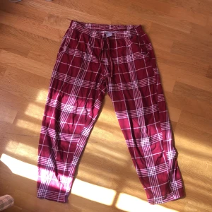 Röda pyjamasbyxor  - Jättesköna men säljer för att de är för korta på mig. Skulle passa normalt på nån som är runt 155/160