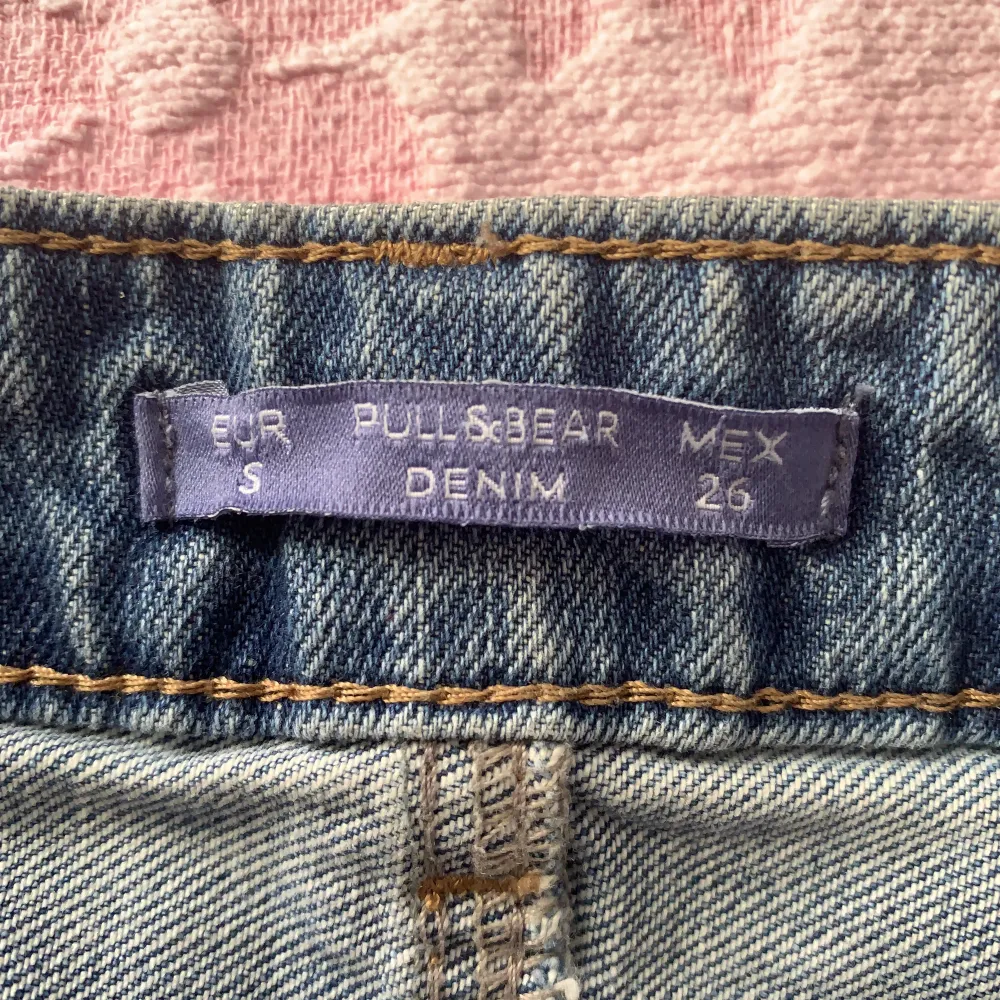 Y2k vintage Denim kjol med random graphic ord på båda sidorna från pull&bear . Kjolar.