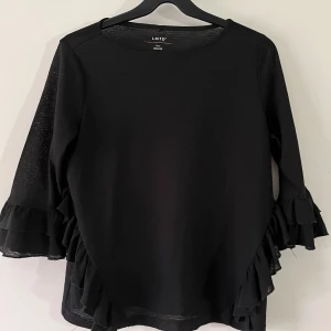 Meshtop - Säljer denna svarta genomskinliga blusen med volanger och trekvartsarmar som inte kommer till användning!💗 Det står strl 146/152 men den passar bådd XS och S beronde på hur man vill att den ska sitta💗🧚🏽‍♀️