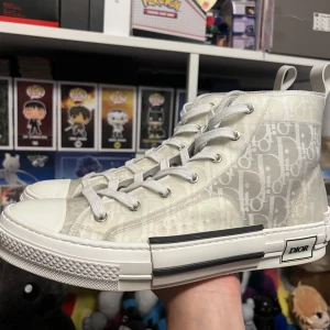 Dior B23 - Storlek 43, använda en hel del men fortfarande mycket liv kvar. Nypris är 10.000kr