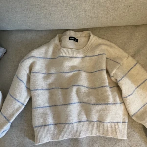 Stickad tröja - Supersöt stickad tröja, kommer tyvärr inte till användning längre. Skriv för egna bilder🙏🏽