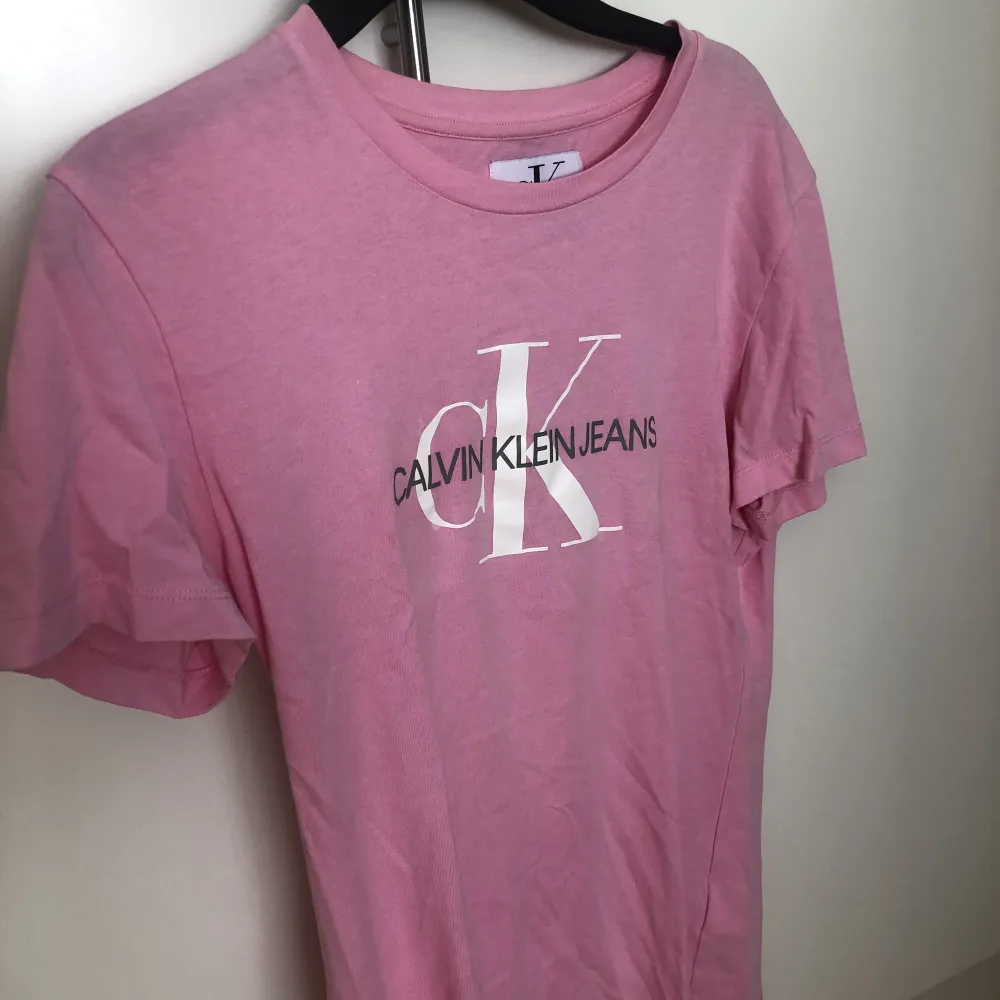 T-shirt från Calvin Klein, använd ett fåtal gånger. Ledig skön passform. . T-shirts.
