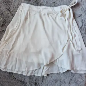 Jättefin kjol från Chiquelle med shorts under till! I satintyg och knyt i sidan. Med prislapp kvar och aldrig använd!🤍 3 för 2 på allt och gratis frakt vid köp för minst 250 kr, kontakta mig då!🌸 