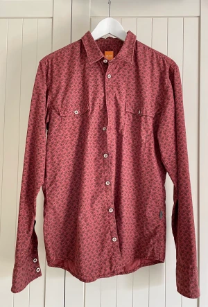 Boss orange skjorta  - Boss skjorta i jättefin skick säljes pga försmå storlek. Slim fit. 