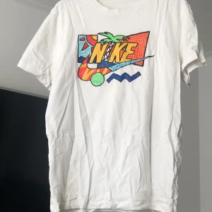 Nike tee  - Snygg Nike tee som är i mycket bra skick. På bilden hade jag just tagit ut den ur tvätten. Det är därför den är skrynklig men annars superbra!!💕💕