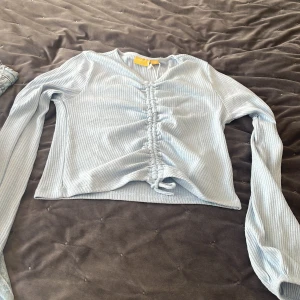  tröja  - Hejj jag säljer en jätte fin tröja från gina tricot storleken är 158/164 och den är oanvänd😀