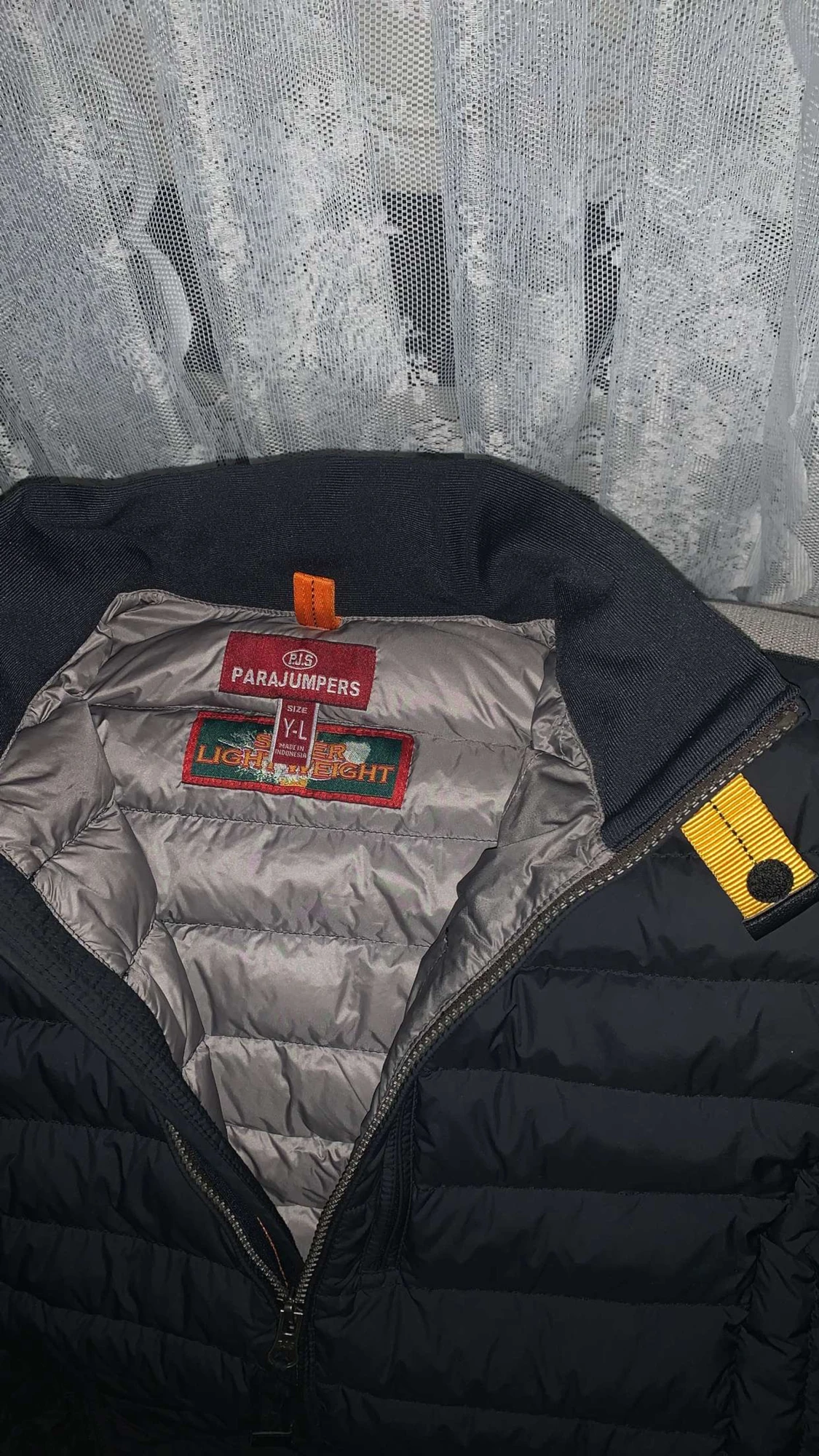 Parajumper jacka, Inga repor eller fel på den. Säljer för att jag tröttnat på den och letar efter något nytt. Priset kan diskuteras.  - 90