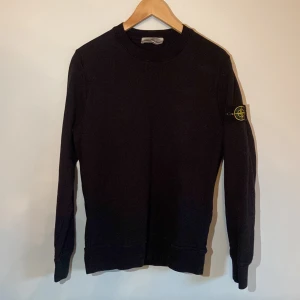 Stone island tröja  - Köpt på NK 3000kr, sparsamt använd  890kr+frakt  Kan sänka vid snabb affär 