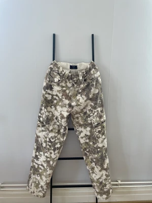 Jeans  - Skitsnygga jeans som aldrig använts! Kommer inte riktigt ihåg vart ifrån dom är köpa dock. 