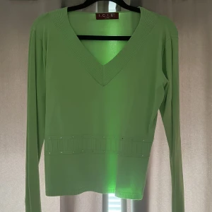 Grön tröja! - Andvänd fåtal gånger, st L men sitter som xs. En sten har ramlat av men inget som syns.