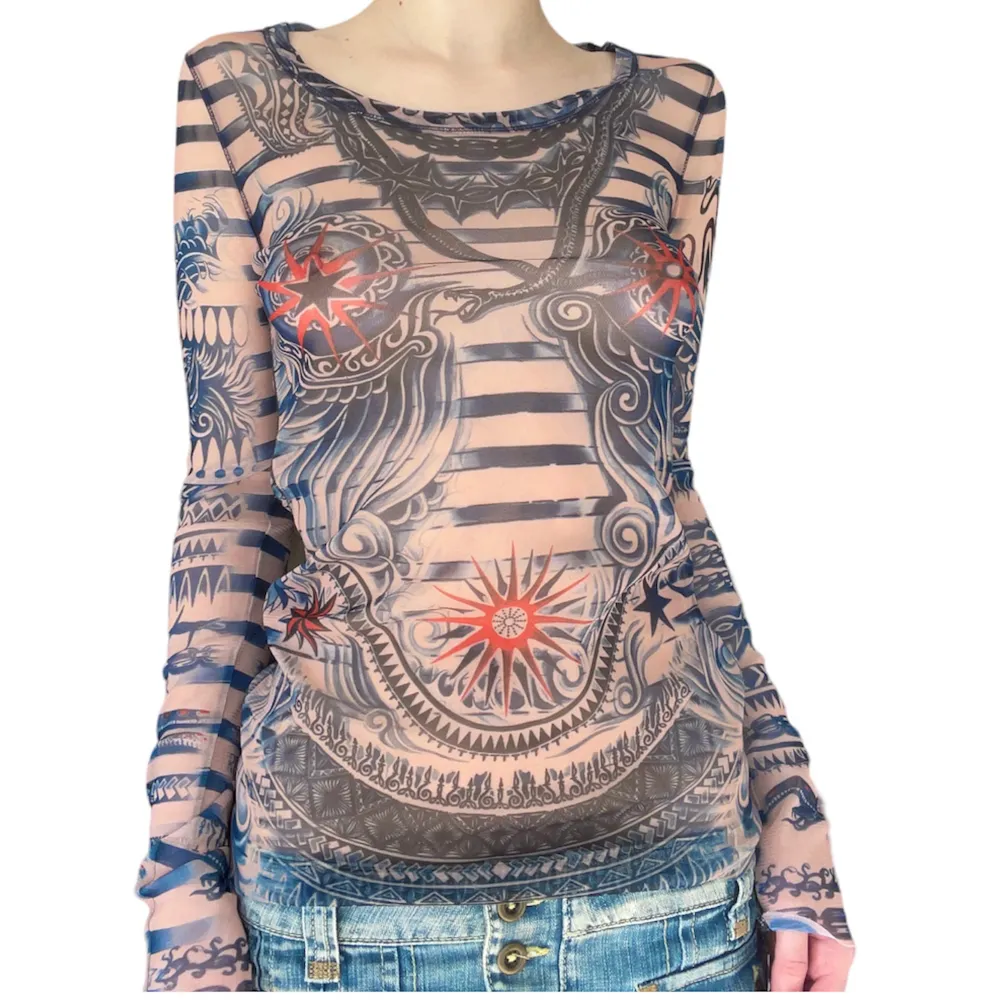 Vacker Jean Paul Gaultier x Lindex tattoo mesh topp!💕 Säljs för 3000kr+ på andra sidor, skynda fynda!😜Storlek S. Perfekt skick!💕. Toppar.