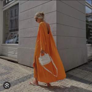 En helt underbar långklänning i satin som är ett måste till sommaren!! Jag säljer denna klänning i vitt (alltså inte orange som på första bilden) och den är heller aldrig använd! 💘💘
