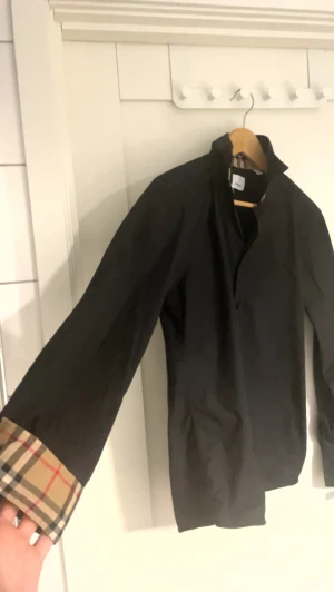Burberry Skjorta - Säljer en fin Burberry Skjorta i storlek S, passar även medium.   Använt fåtal gånger. Kvitto finns, köpt på NK GÖTEBORG
