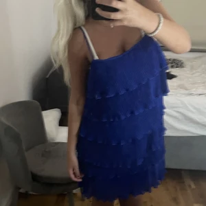 Blå volangklänning - Såå snygg volangklänning, ser ut som den från  & Other-Stories klänningen. Den är helt ny men säljer för att den inte sitter som jag hade velat på mig!