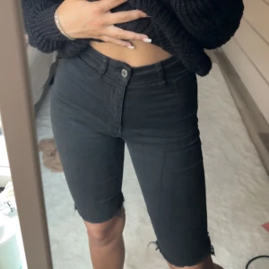Svarta jeansshorts från Gina - Säljer dessa snygga jeansshorts från Gina som jag klippt och fixat själv från ett par gamla molly jeans! Superfina men kommer inte till användning längre. Hör gärna av er vid vidare intresse eller frågor ❤️‍🔥