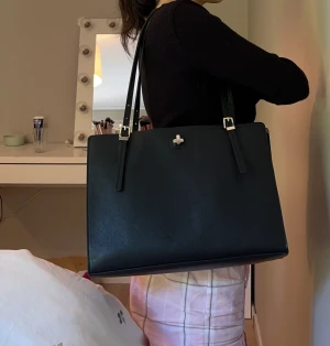 Väska/handväska  - Perfekt väska speciellt till skolan/jobb då den har mycket utrymme med 3 fack😊 Den har även justerbara band. Väskan är bredd 34 cm,höjd 24 cm Det går super att trycka på köp nu 👍😁 