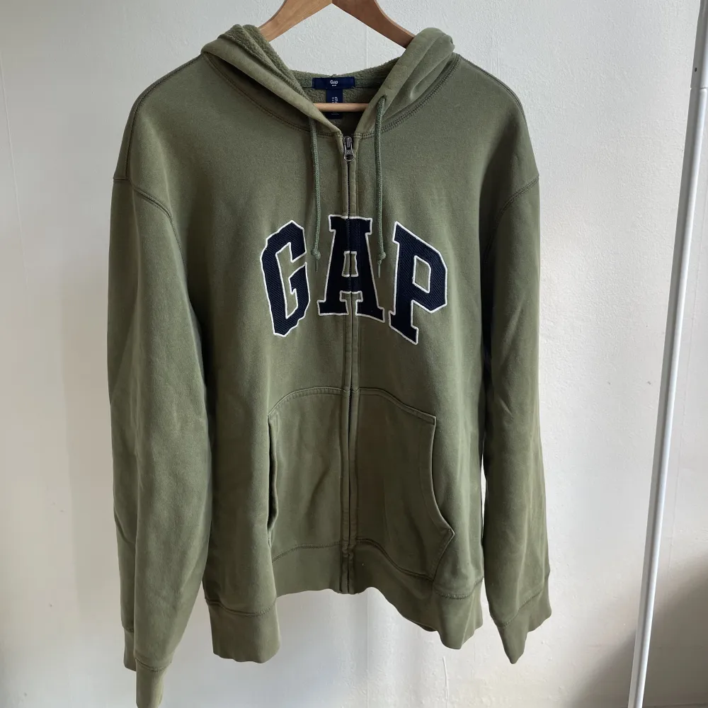 Gap hoodie i storlek XL men rätt liten i storleken. Bra skick och schysst boxy passform . Hoodies.