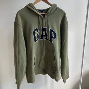 Gap hoodie i storlek XL men rätt liten i storleken. Bra skick och schysst boxy passform 