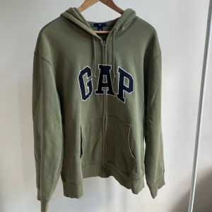 Gap hoodie - Gap hoodie i storlek XL men rätt liten i storleken. Bra skick och schysst boxy passform 