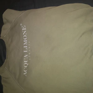 Acqua limone classic, L - Acqua limone classic tröja Storlek L  OBS. finns en liten skada  bak på tröjan (under logga) se bild  Inköpt för något år sedan. Inte använt så mycket. 