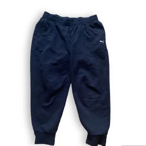 Svarta puma mjukis-byxor  - Jag tänker sälja ett par mjukis byxor från märket puma. De är näsan helt oanvända och passar både storlekerna L och XL. Det är bara att skriva om man är intresserad.