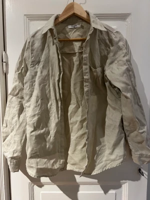 Slutsålt linneset - Från na-kd. Använt 1 gång. Bilden lite missvisande i färgen, den är ljus beige. Strl 34 båda plaggen. Säljes tillsammans 600kr för båda 