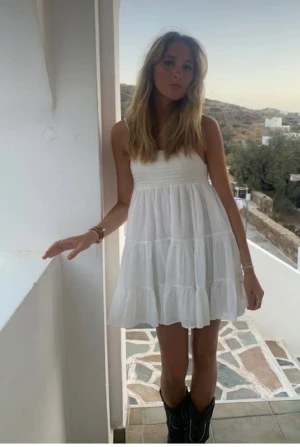 Vit Zara klänning - (Lånad första bild). Den perfekta sommarklänningen! Vit ifrån Zara, storlek S. Använd fåtal gånger, som ny!!🤍