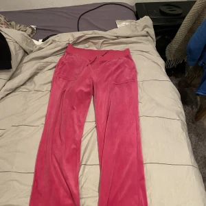 Rosa juicyset - Hej säljer nu mitt rosa juicy set eftersom det inte kommer till användning längre. Det är i fint skick och är i storlek XL men sitter som L. Köpte det för 2200 men säljer det nu för 1000 och kan gå ner i pris vid snabb affär!