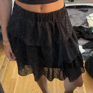 Kjol svart - Kjol som är svart prickig o volang. Från shein, används ej💗