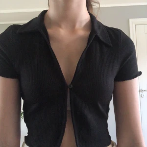 Svart topp - Svart topp från newyorker, det är storlek xs men funkar på mig som har S