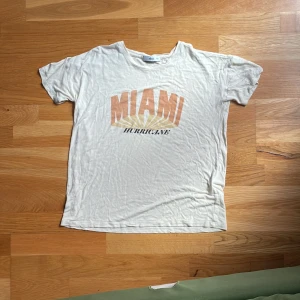 Tröja - Denna tröja säljer jag för att den inte passar min still men den kan användas som nattlinne 