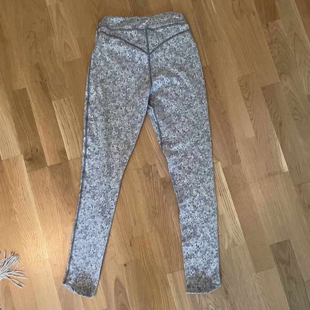 Grå Gymshark tights som är inköpta för många år sen, däremot aldrig använda. . Jeans & Byxor.