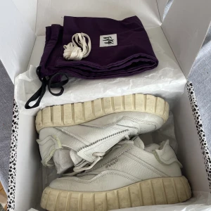 Eytys sneakers - Säljer ett par vita eytys sneakers i modellen Odessa, storlek 39. Skorna är inte använda särkilt mycket och är i bra skick. Hör av dig om du har några frågor.