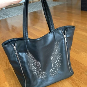 Söt väska  - Säljer denna söta väska som inte längre kommer till användning. Den är något sliten syns på bilden)🩷