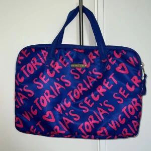 Datorfodral från Victoria’s Secret - Blå/rosa datorfodral från Victoria’s Secret som är näst intill oanvänd. 