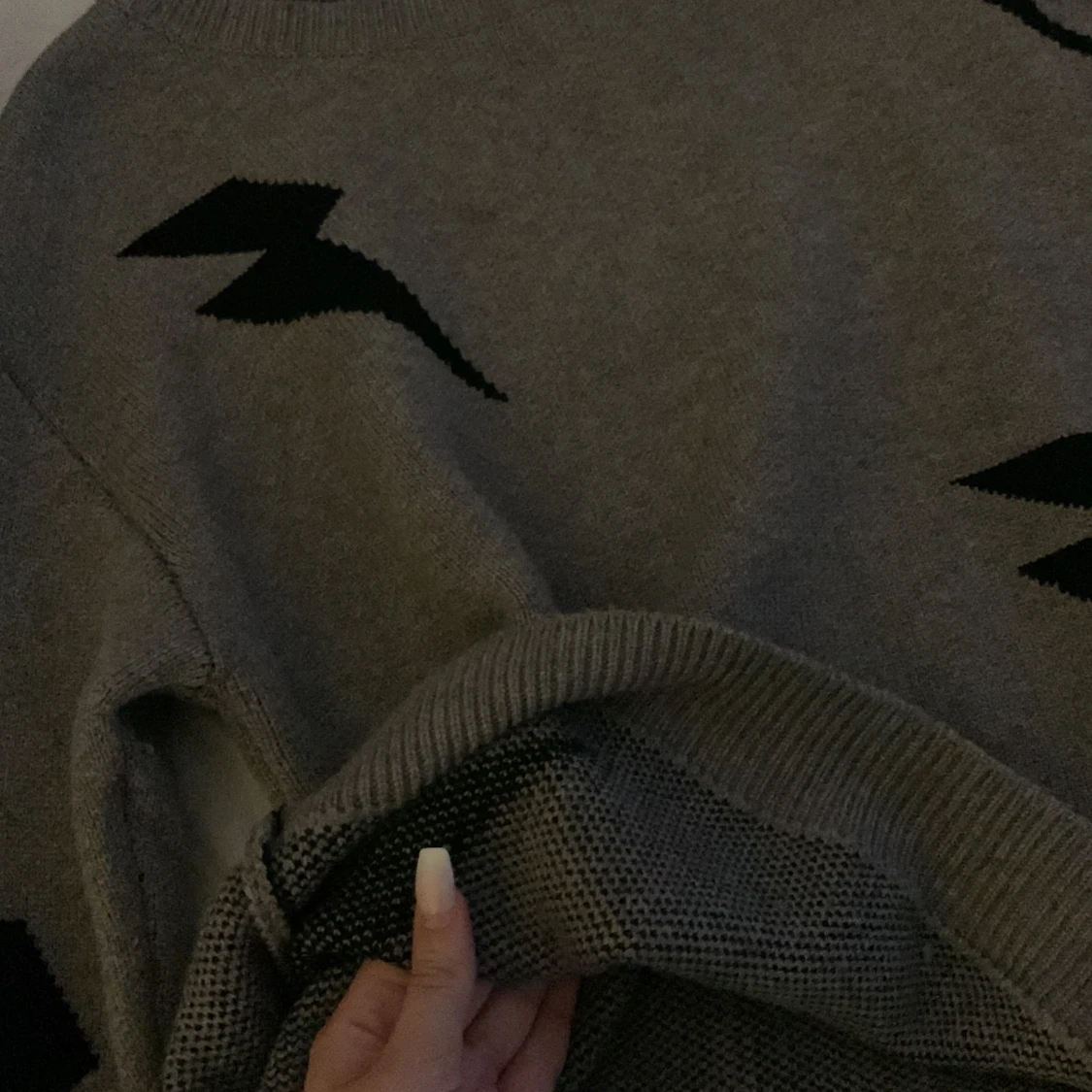 Brun stickad tröja med svarta blixtar på⚡️⚡️ - 91