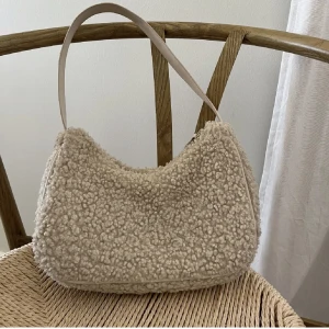 Teddy axelväska  - (Lånad bild)  Säljer nu min super fina Teddy väska från H&M som är i ett nyskick. Köptes för 300. 