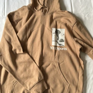 Brun hoodie med tryck - Brun hoodie med vitt tryck på oversized