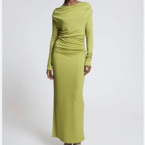 Långklänning  - En grön långklänning från & other stories. Använd 1 gång.