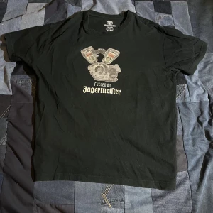 Jägermeister tröja - En tröja perfekt för en Jägermeister älskare:) hade självt behållt den men tror den kan komma till mer användning hos nån annan. 