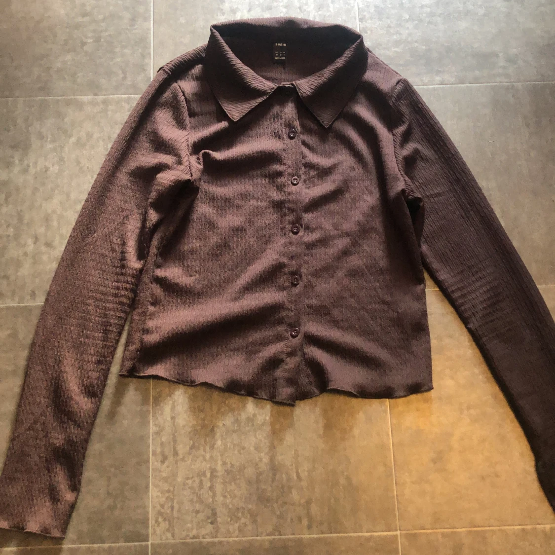 Brun tröja med slits på ärmen