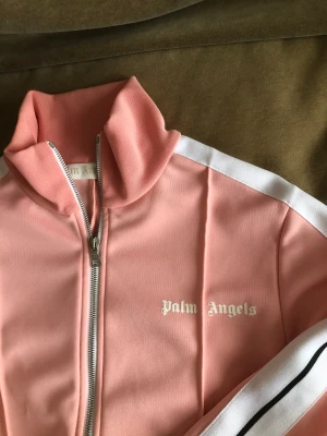 Palm angels tröja - Ljusrosa palm angels tröja i Strl L, mer som en M. Använd två gånger. 