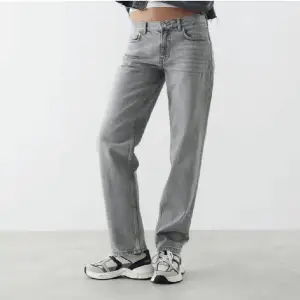 Hej! Säljer mina gråa low waist jeans ifrån ginatricot! Jätte fint skick och super fina!! Om någon är ute efter ett billigare pris har ett par till som gylfen är sönder på (90kr+frakt) men om man kan sy osv. kan man säkert lösa det!💞
