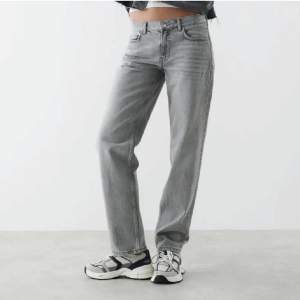 Hej! Säljer mina gråa low waist jeans ifrån ginatricot! Jätte fint skick och super fina!! Om någon är ute efter ett billigare pris har ett par till som gylfen är sönder på (90kr+frakt) men om man kan sy osv. kan man säkert lösa det!💞